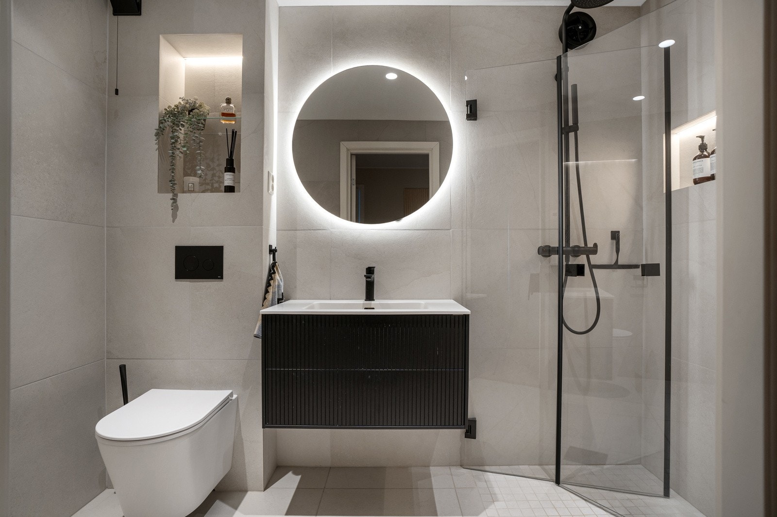 Påkostet bad med hotellfølelse: rene linjer, dempet belysning og detaljer som skaper en lun og luksuriøs atmosfære. Galleribilde