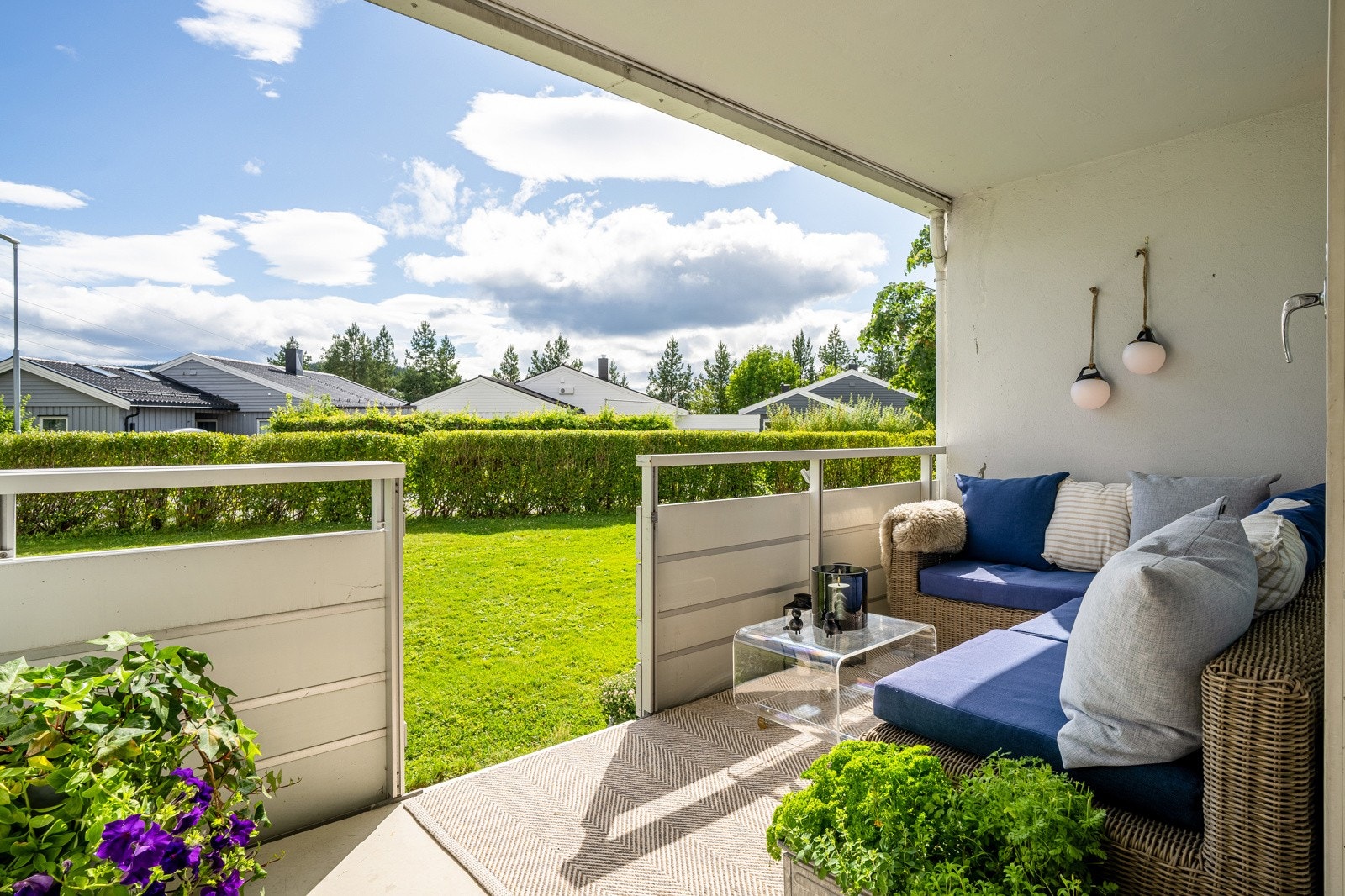 På bakkeplan bor du enkelt og usjenert, med en sørøstvendt balkong med direkte adkomst til grøntareal. Galleribilde