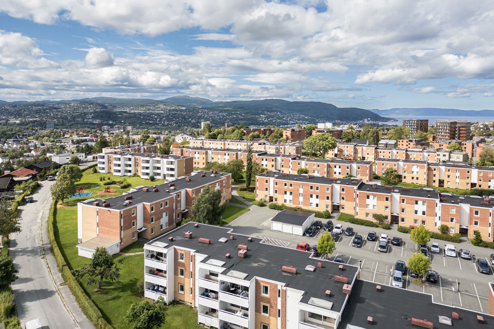 På Moholt bor du tett på alt du trenger, med kort vei til butikker, kaféer, treningssentre og offentlig transport. Med Estenstadmarka like i nærheten har du også lett tilgang til fantastiske tur- og rekreasjonsmuligheter. Galleribilde