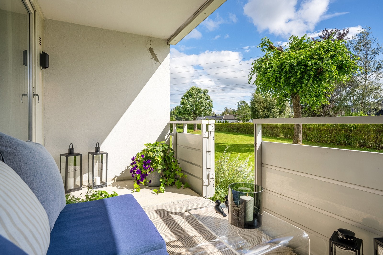 Leiligheten har en praktisk plassering på bakkeplan, og ligger usjenert til uten blokker foran - perfekt for deg som verdsetter både tilgjengelighet og privatliv. Galleribilde