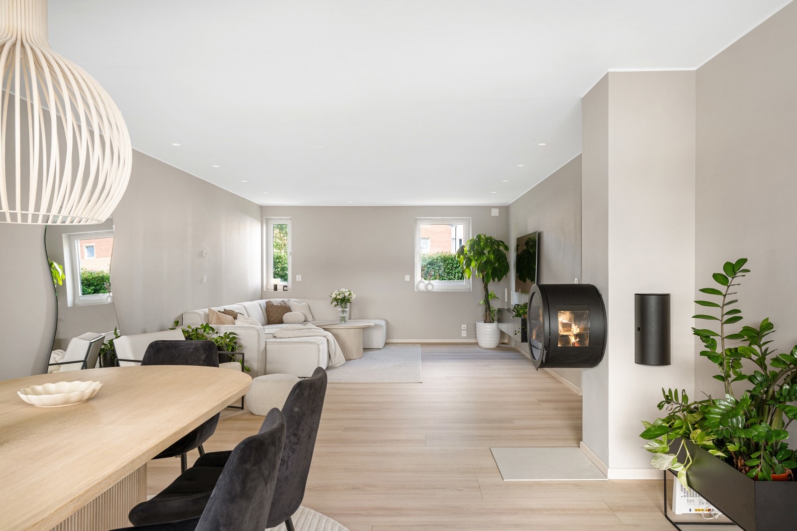 Planløsningen er godt utnyttet, med gjennomlys og behagelig romfølelse. Vinduer i to himmelretninger gir gjennomgående dagslys, og suppleres med downlights i himling. Galleribilde