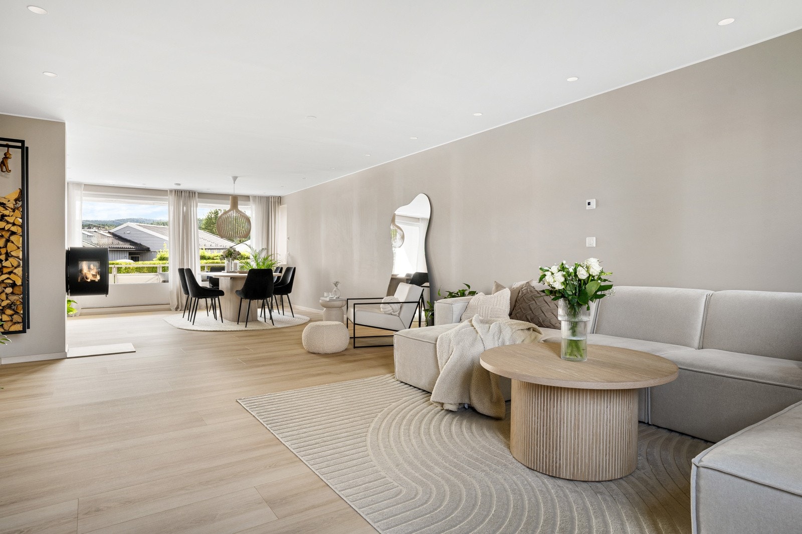 Leiligheten har vært gjenstand for omfattende modernisering siden nåværende eier overtok i 2022. Resultatet av oppgraderingene er en leilighet som fremstår gjennomført, med smarte løsninger og et helhetlig, stilrent uttrykk. Galleribilde