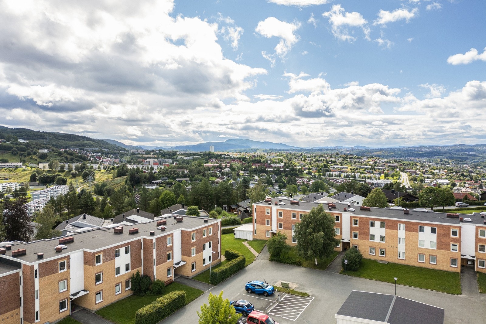 Andelen disponerer ikke fast parkeringsplass, men det er flere biloppstillingsplasser på fellesområder. Borettslaget disponerer flere garasje- og motorvarmerplasser som tildeles etter boansiennitet. Galleribilde