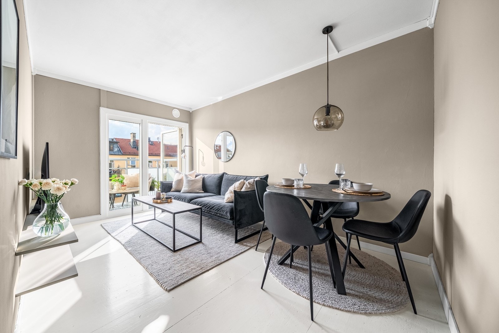 Romslig stue med balkong. Galleribilde