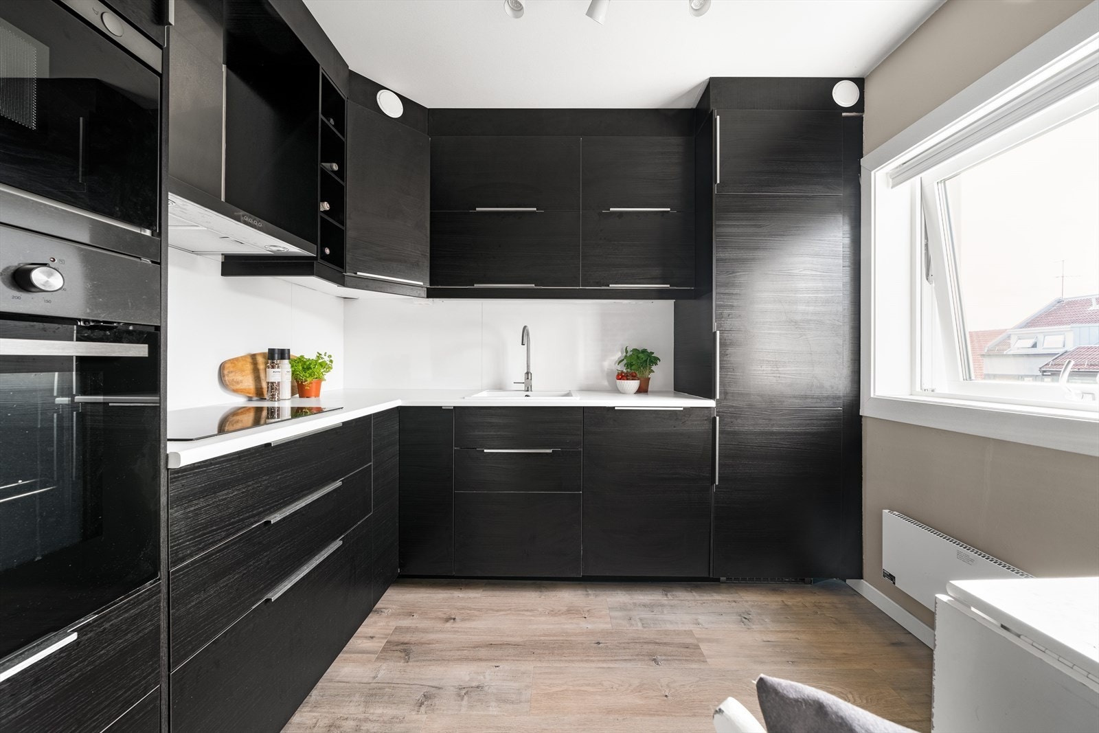 Moderne kjøkken med integrerte hvitevarer. Galleribilde