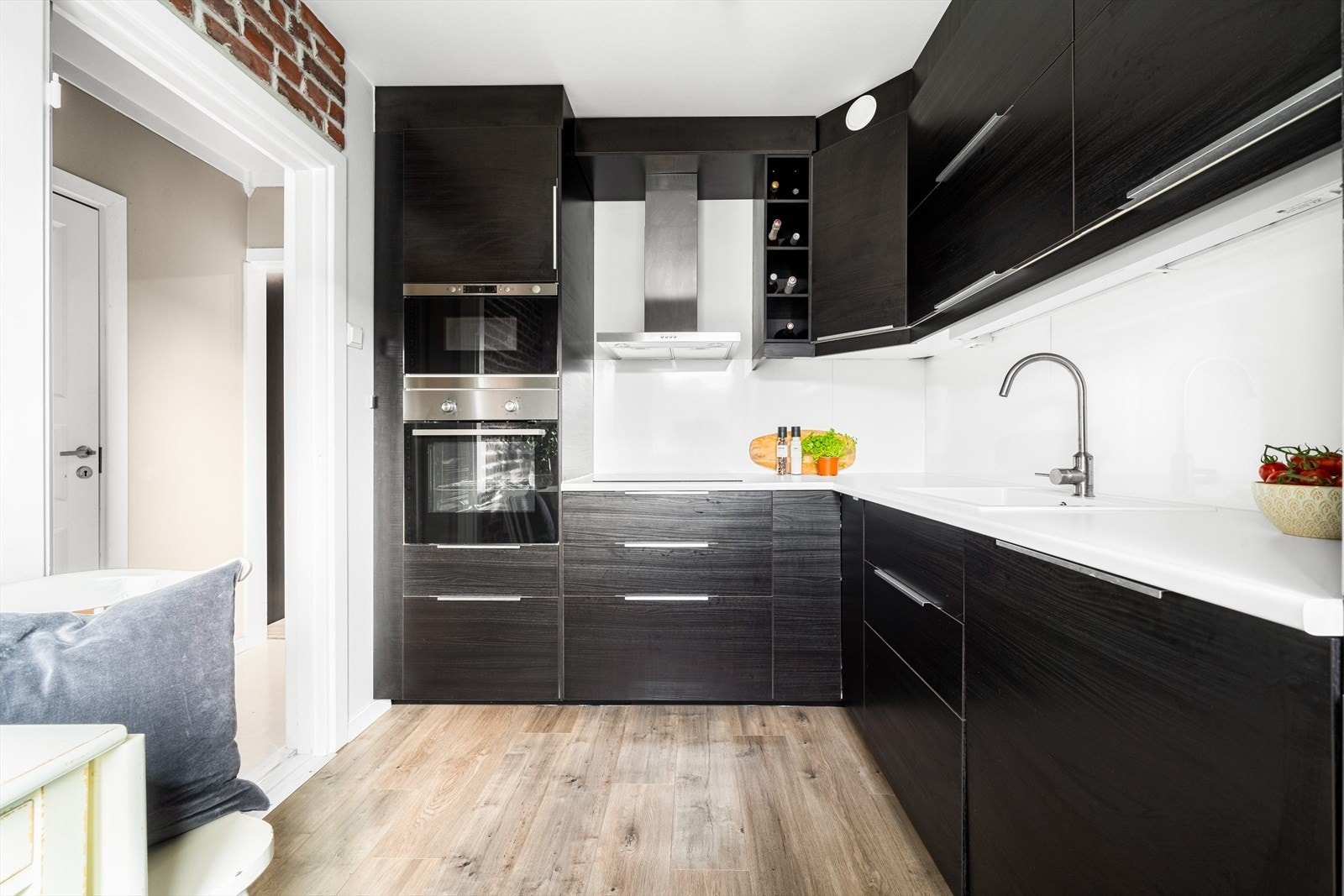 Integrert oppvaksmaskin, komfyr, mikro, kombiskap og koketopp følger med. Galleribilde