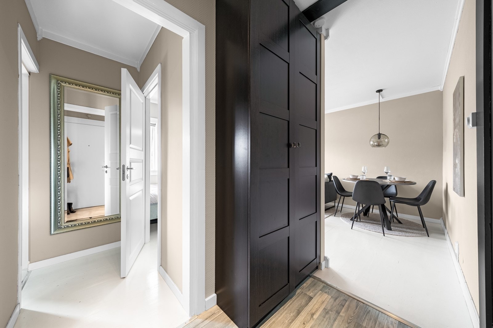 Entre med medfølgende garderobeskap. Galleribilde