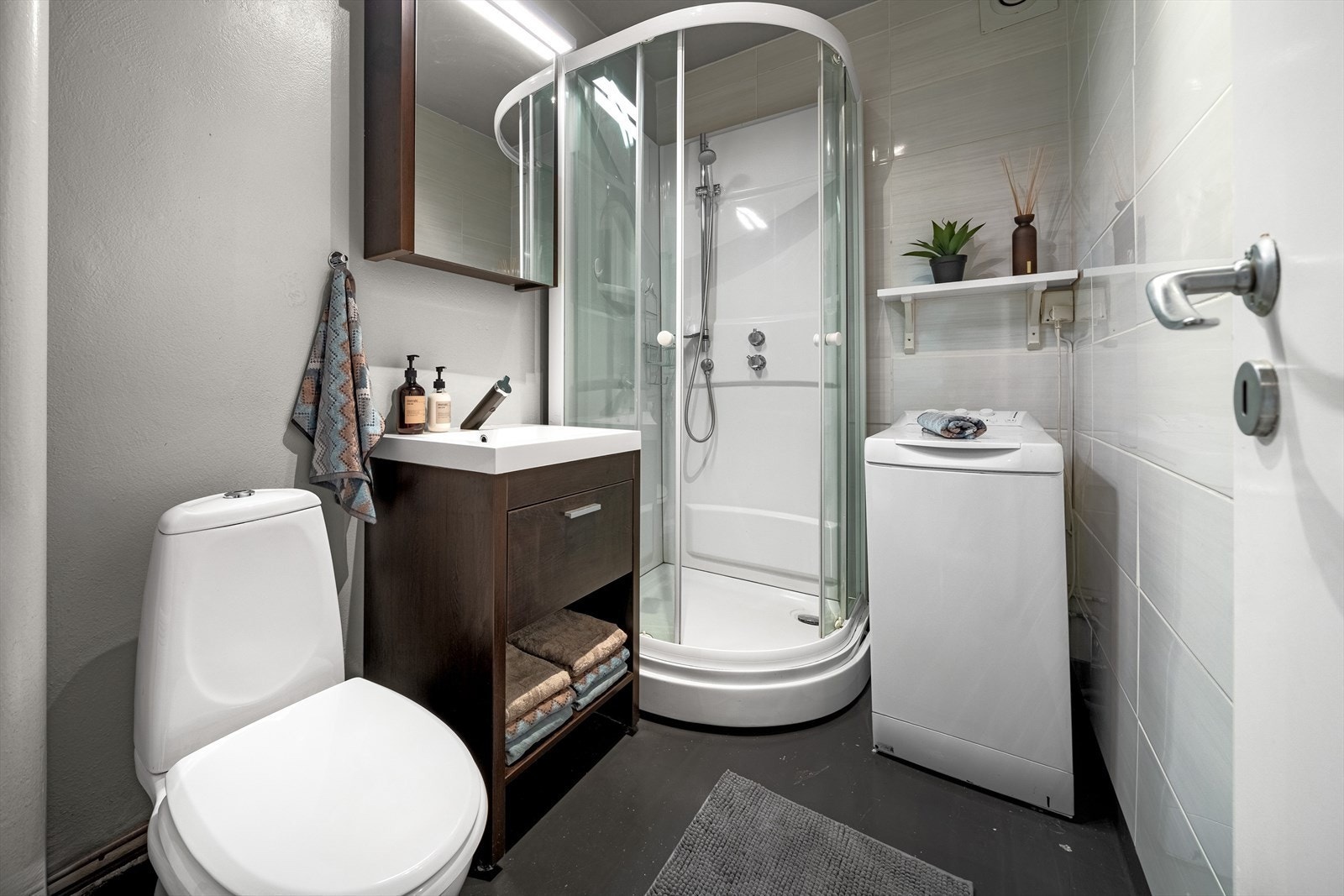 Lyst bad. Vaskemaskin følger med. Galleribilde