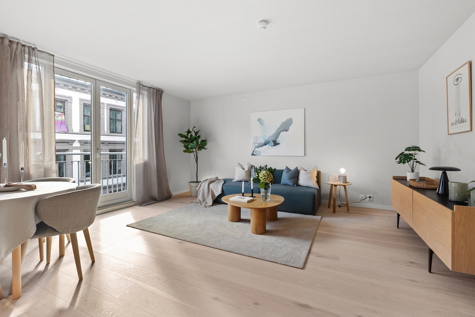 Leiligheten har en lys og innbydende stue av god størrelse. Galleribilde