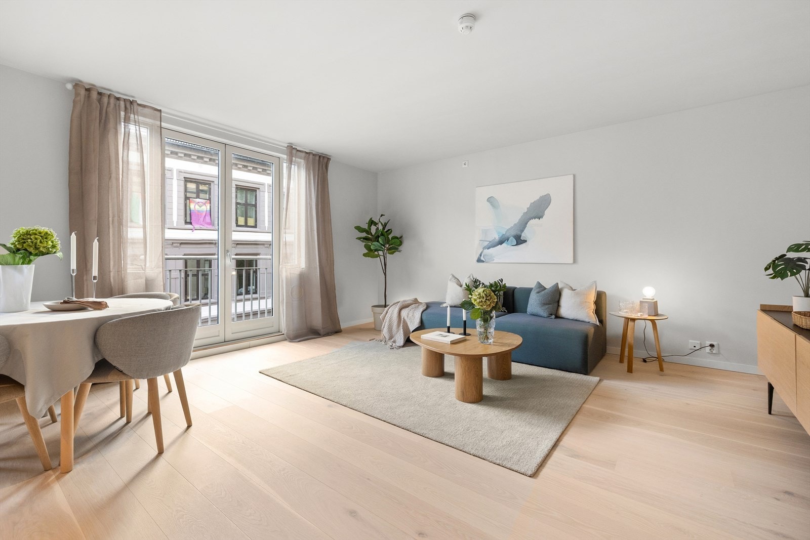 I stuen er det god plass til sofagruppe med tilhørende stuemøblement. Galleribilde
