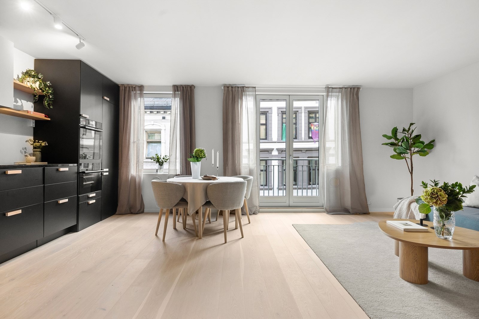 Leiligheten ligger i 4. etasje og inneholder entré, kjøkken, stue, bad, innredet rom (byggemeldt som bod) og soverom. Galleribilde