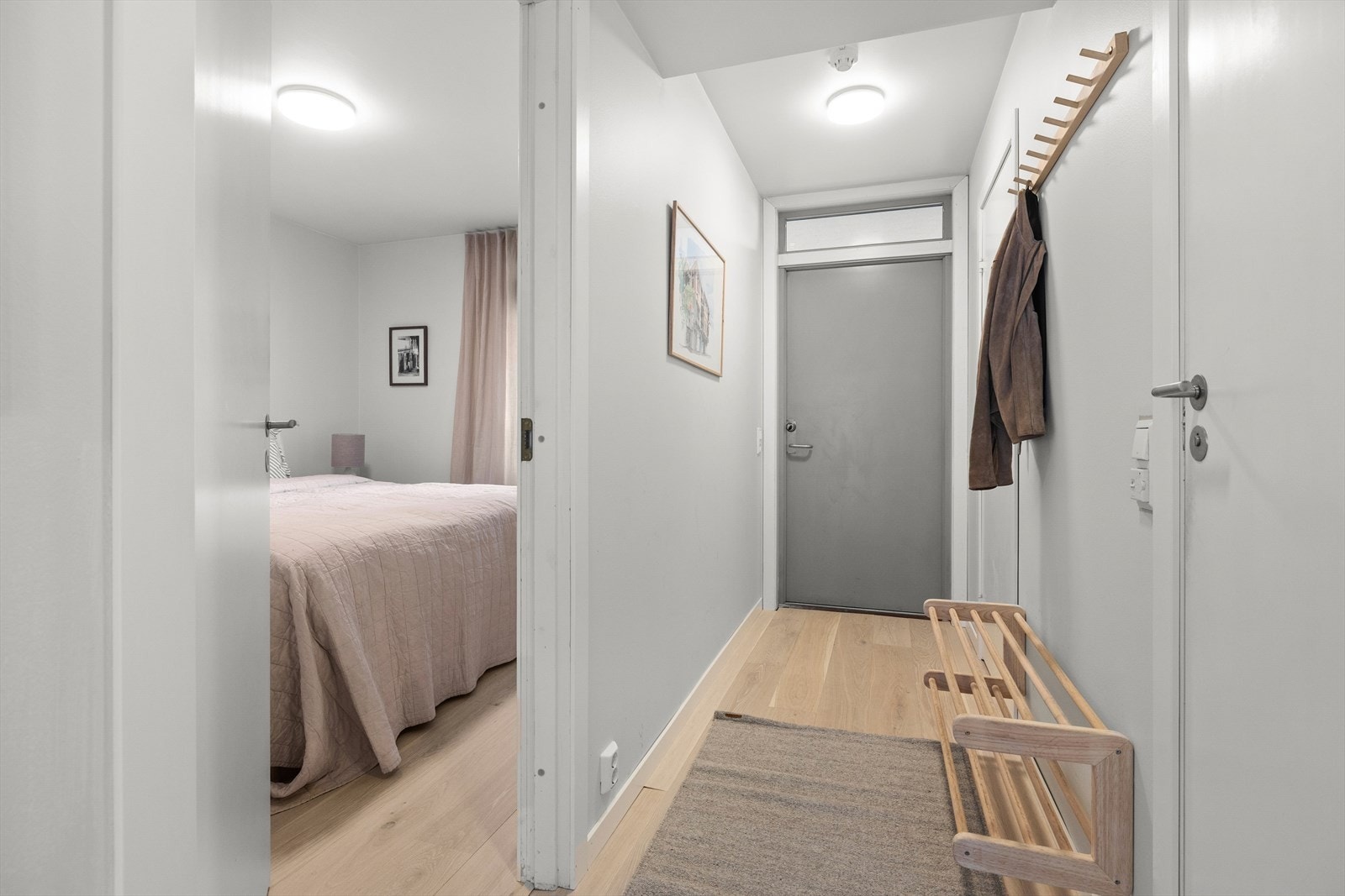 Det er plass til knagger og skohylle for oppbevaring av yttertøy. Velkommen inn! Galleribilde