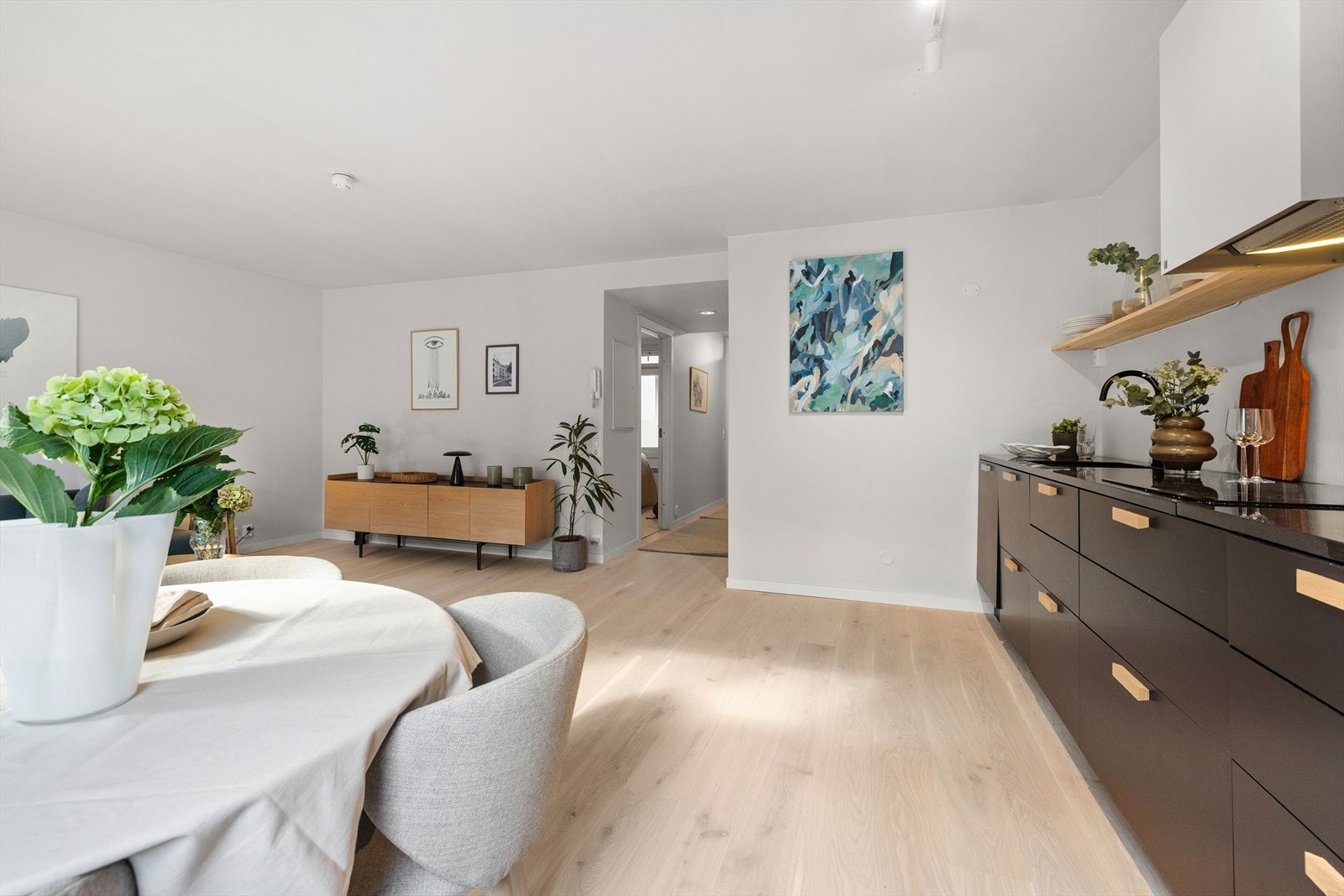 Kjøkkenet passer godt for deg som er glad i å lage mat med fine arbeidssoner. Det er godt med lagringsplass i skap, skuffer og vegghengte hyller. Galleribilde