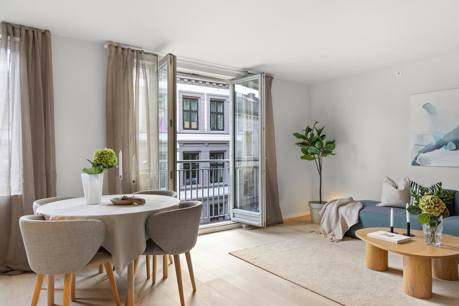 Store vindusflater og fransk balkong gir godt lysinnslipp. Midt på sommeren så står solen inn i leiligheten fra 10-17 (ifølge selger). Galleribilde