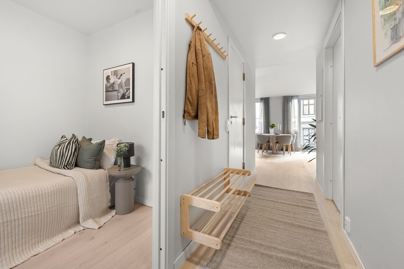 Gangen har god tilknytning til alle rommene i leiligheten. Galleribilde