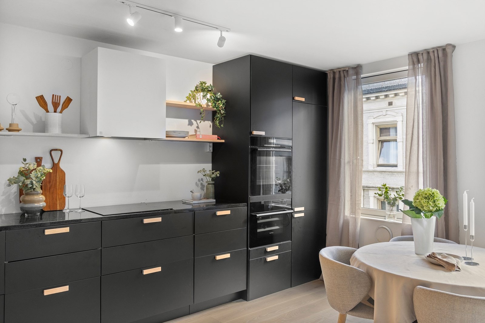 Kjøkkenet er utstyrt med integrert hvitevarer som komfyr, platetopp, oppvaskmaskin, kjøl/fryseskap, vinskap samt ventilator over kokesonen. Galleribilde