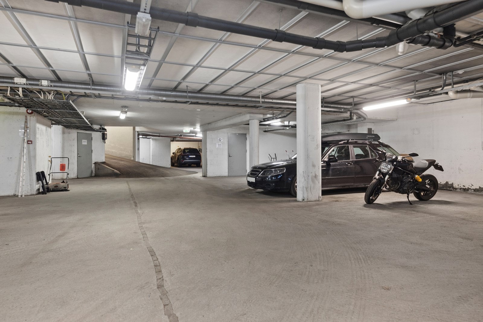 Det er garasjeanlegg i kjelleren. Mulighet for privat leie av parkeringsplass. Galleribilde
