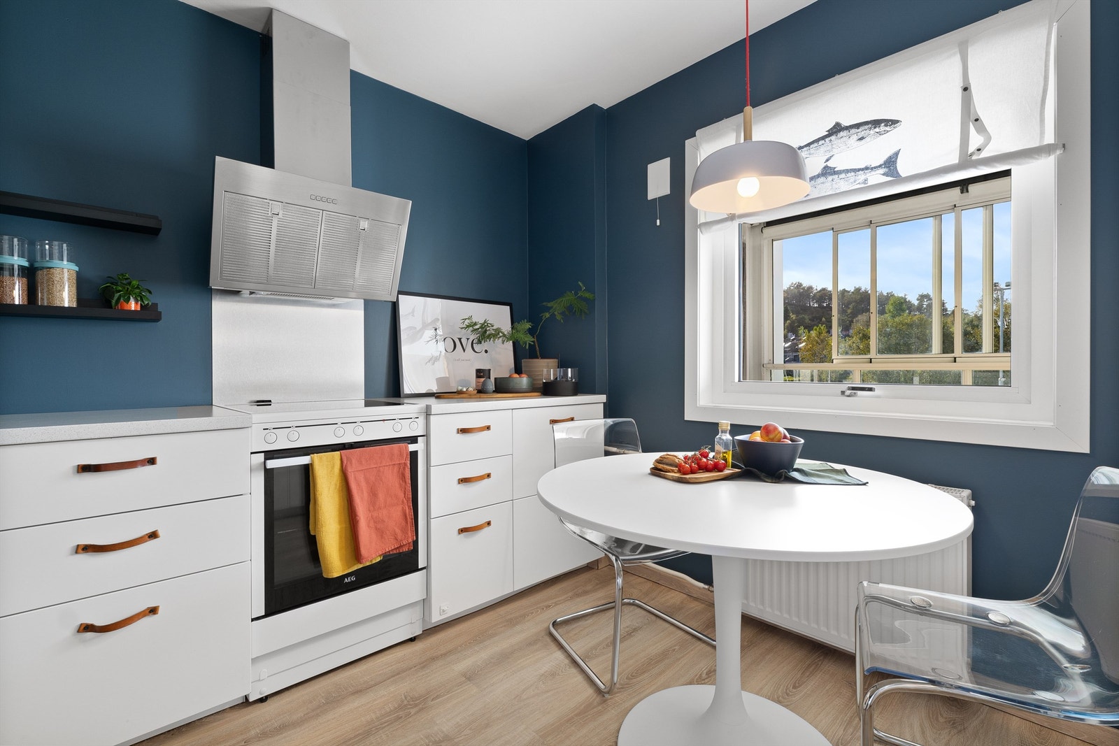 Nymalte overflater, ny ventilator, komfyr med induksjons plate og følgende komfyr vakt. Galleribilde