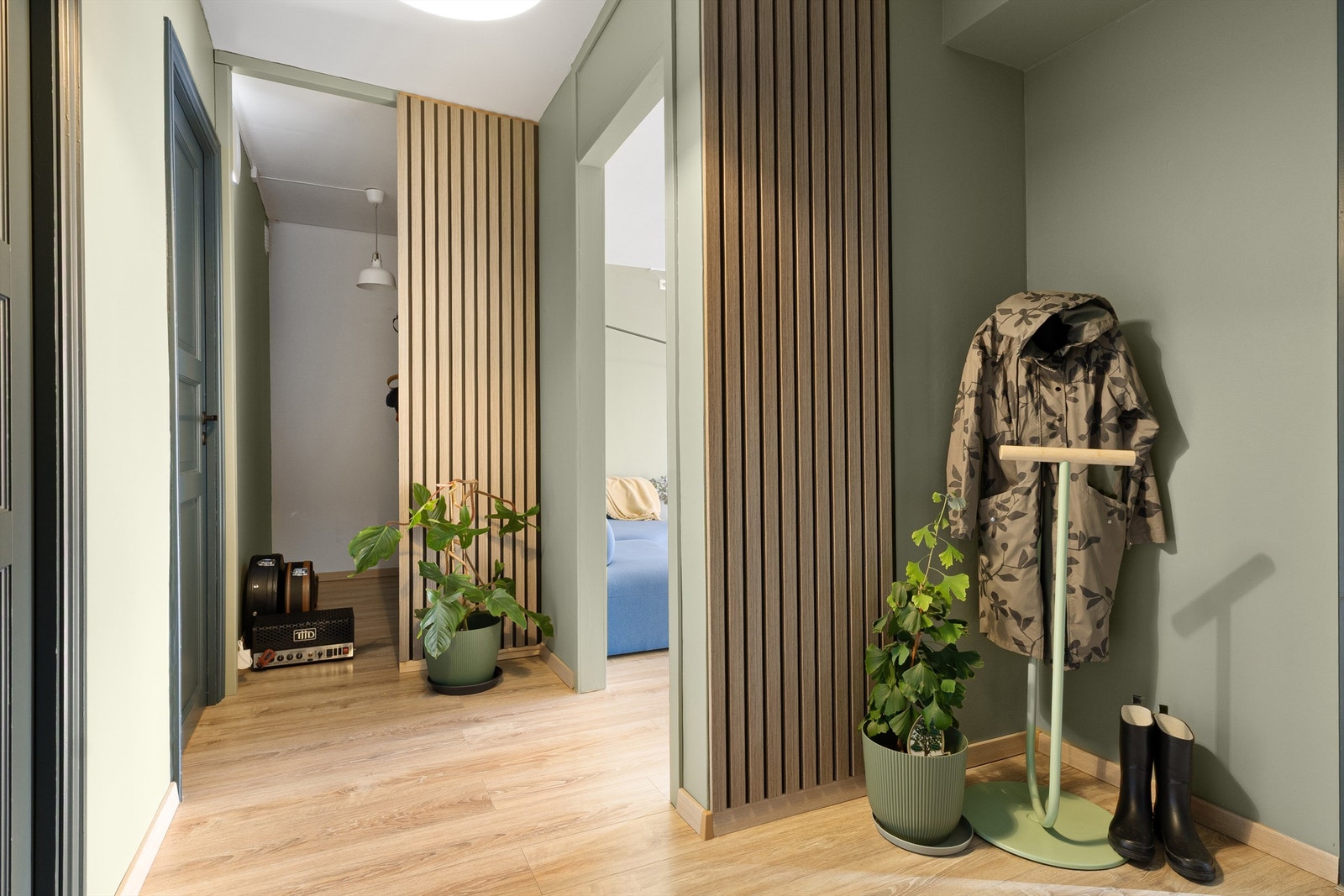 Gang med god plass til oppbevaring. Walk-inn/Kontor med lettvegg. Galleribilde