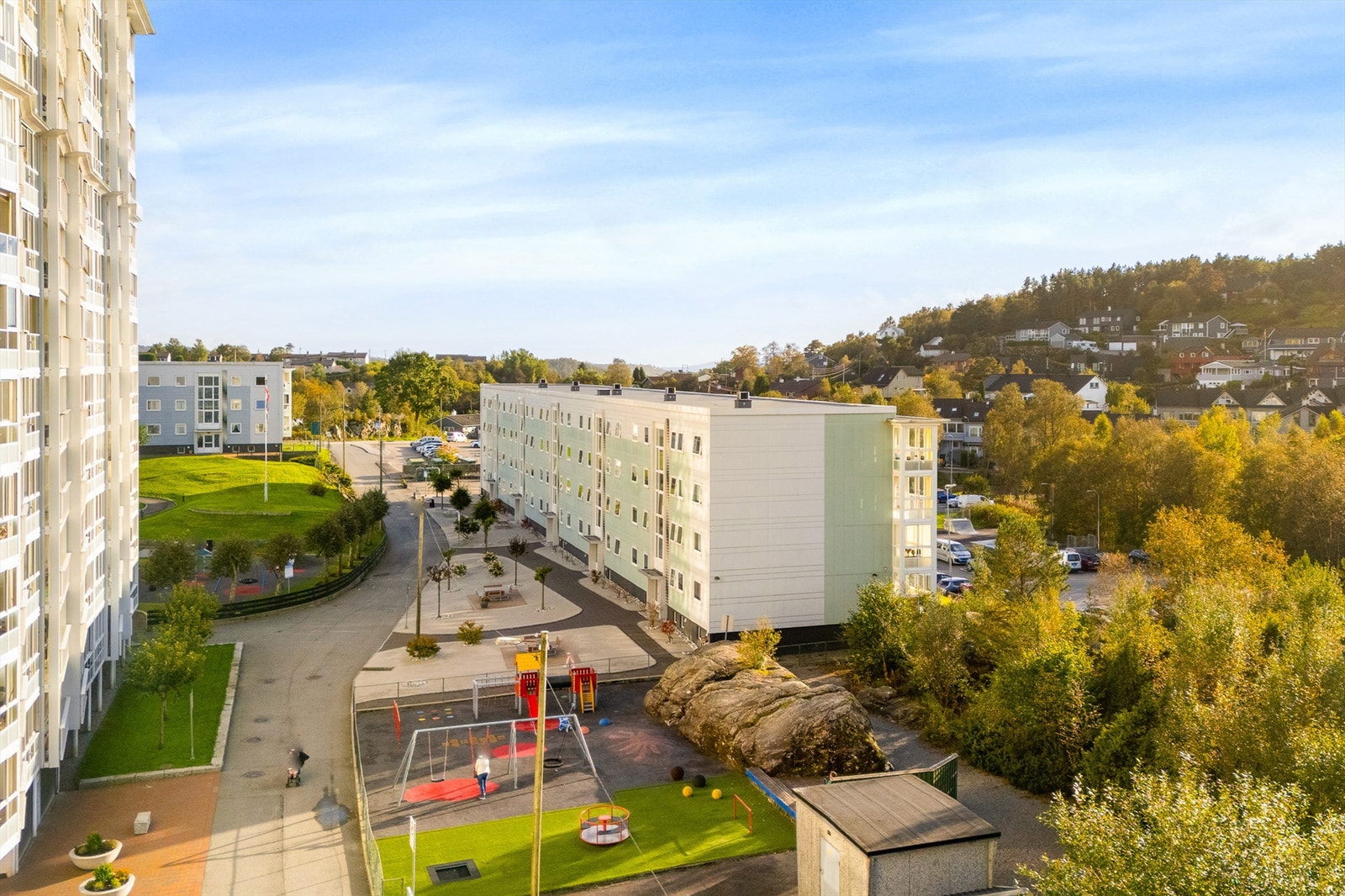 Rett utenfor leiligheten finner du 2 lekeplasser og velstelte grøntarealer. Galleribilde