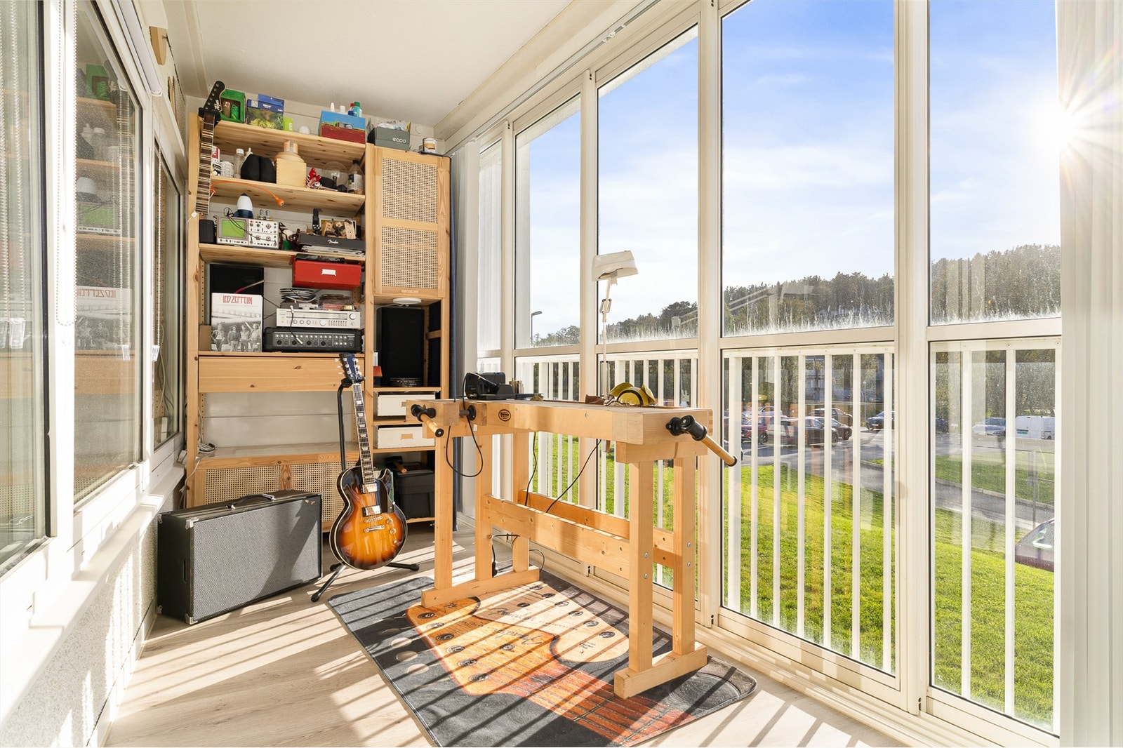 Terrassen er 16.kvm, her har du både plass til en kaffe krok og et verktøy hjørne. Galleribilde