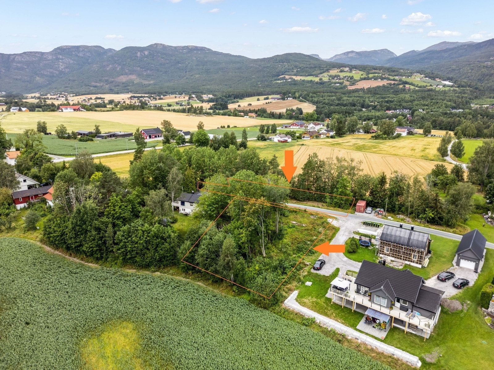 Tomten ligger i ett rolig og landlig nabolag.
Skisse som viser tomtegrensene. Dette er kun en illustrasjon. Grensene kan avvike fra virkeligheten. Galleribilde