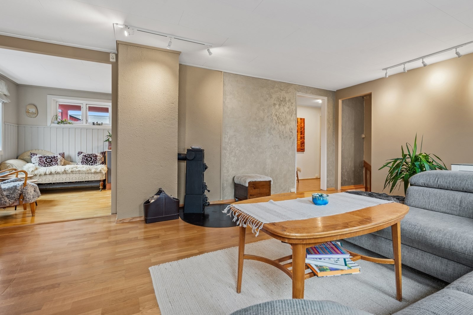 Ildstedet gir hygge og ikke minst rask oppvarming på kjølige dager - I tillegg er det panelovner for mer stabil oppvarming Galleribilde