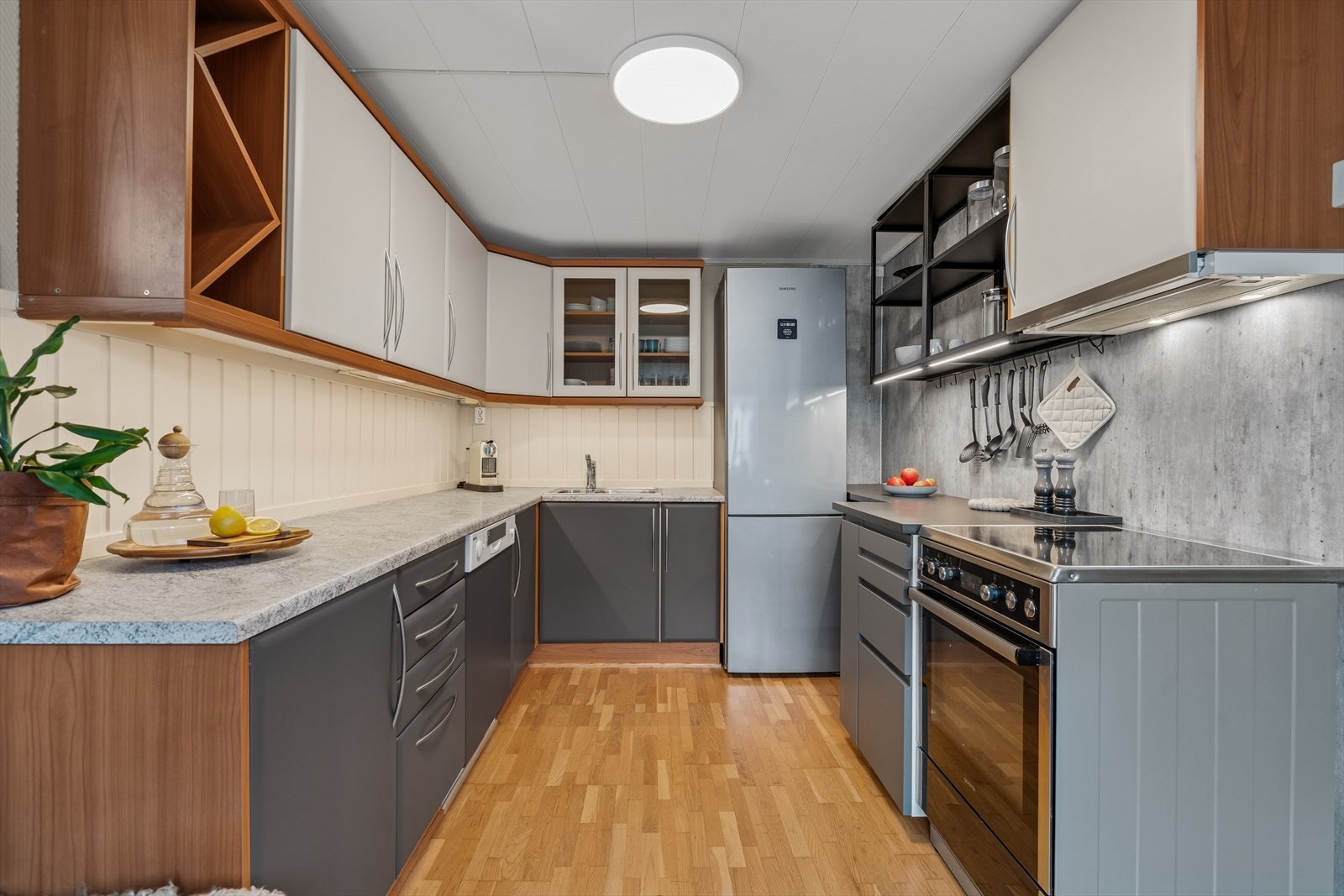 Godt utbygget med skap- og benkeplass - Hvitevarene medfølger og består av komfyr, oppvaskmaskin og kombiskap kjøl/frys Galleribilde