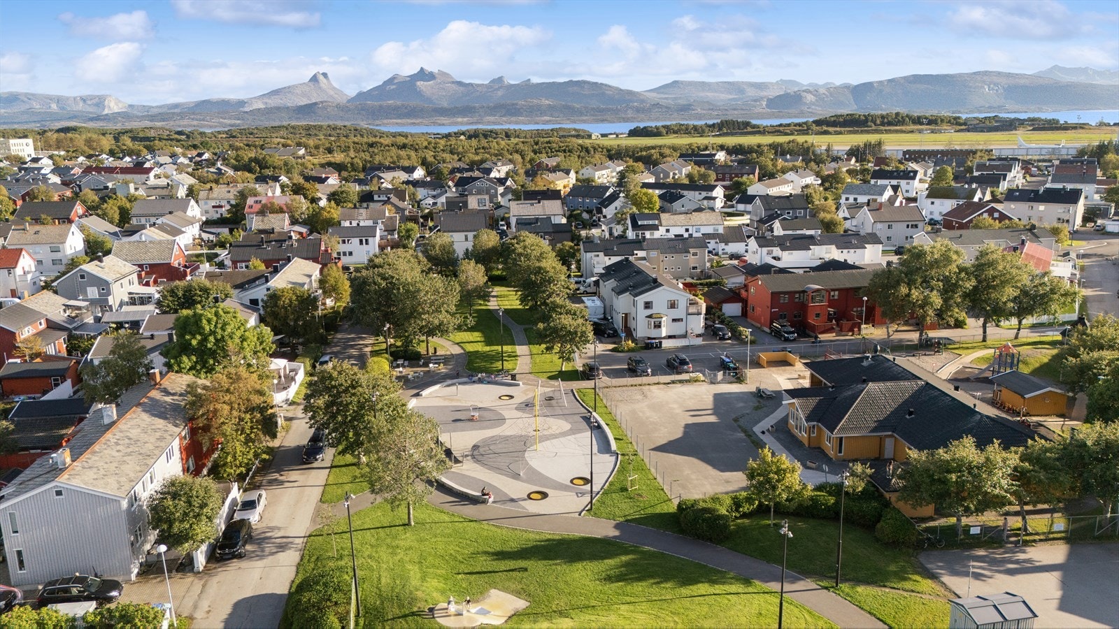 Her bor du i rolig gate med umiddelbar nærhet til flotte Leif Jenssons Plass med grøntarealer, parkbenker og en moderne lekeplass Galleribilde