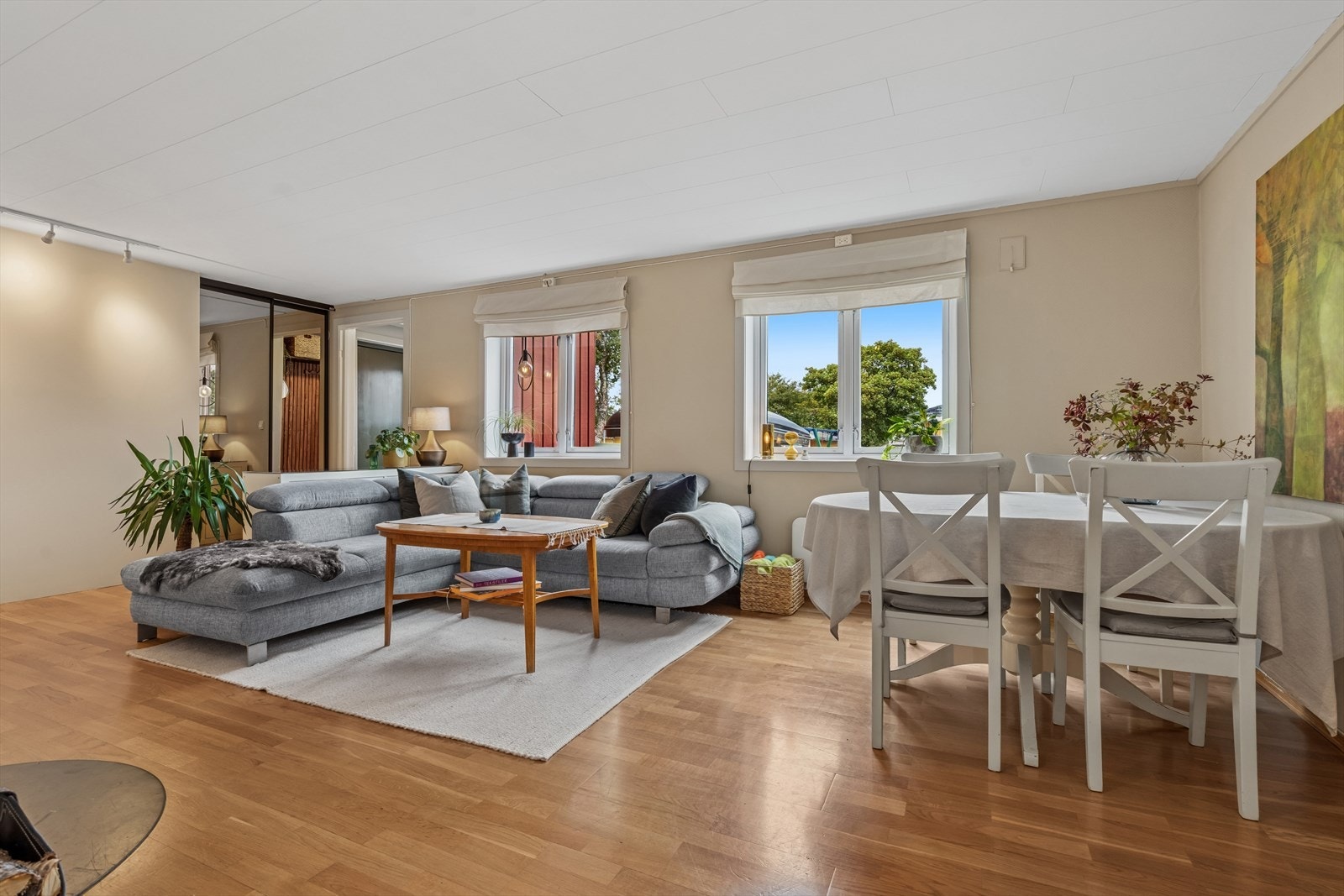 En får fint plass til både sofakrok og spisegruppe - Det er store vindusflater som slipper inn masse naturlig lys, noe som skaper en luftig atmosfære Galleribilde