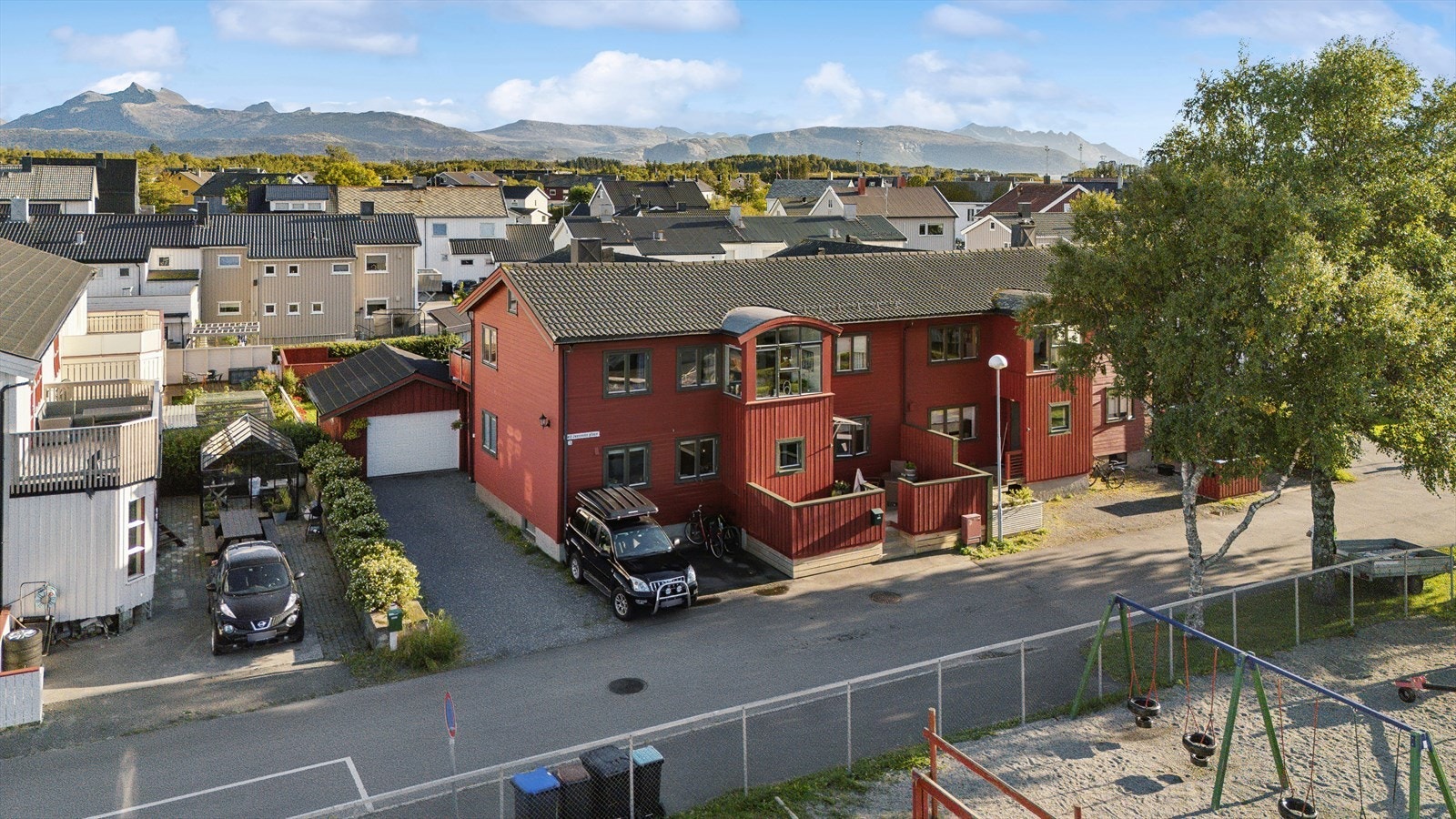 Adkomst fra offentlig vei og nevnte leilighet disponerer to asfalterte parkeringsplasser på egen tomt - Det er eget inngangsparti, hvor du også har en fin nordvest-vendt terrasse Galleribilde