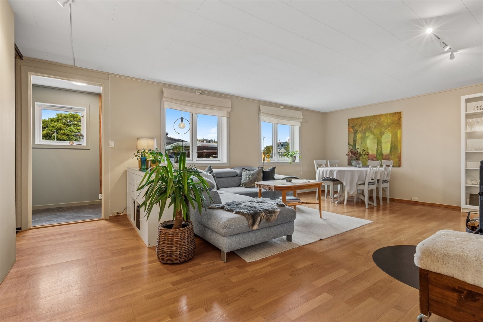 Videre kommer du direkte inn i stue/kjøkken Galleribilde