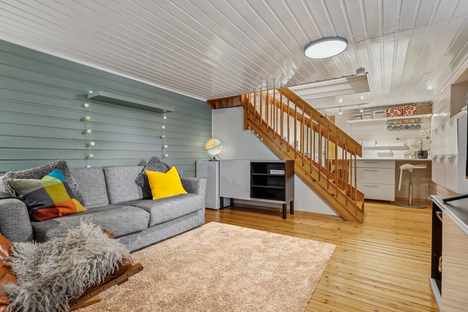 I kjelleretasjen er det stue, bad og to soverom Galleribilde