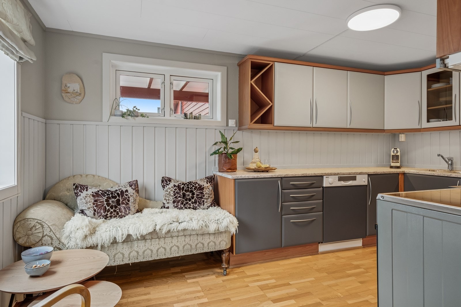 Innredningen er utført med slette malte fronter, benkeplate i laminat og Kitchenboard på vegg over benk Galleribilde