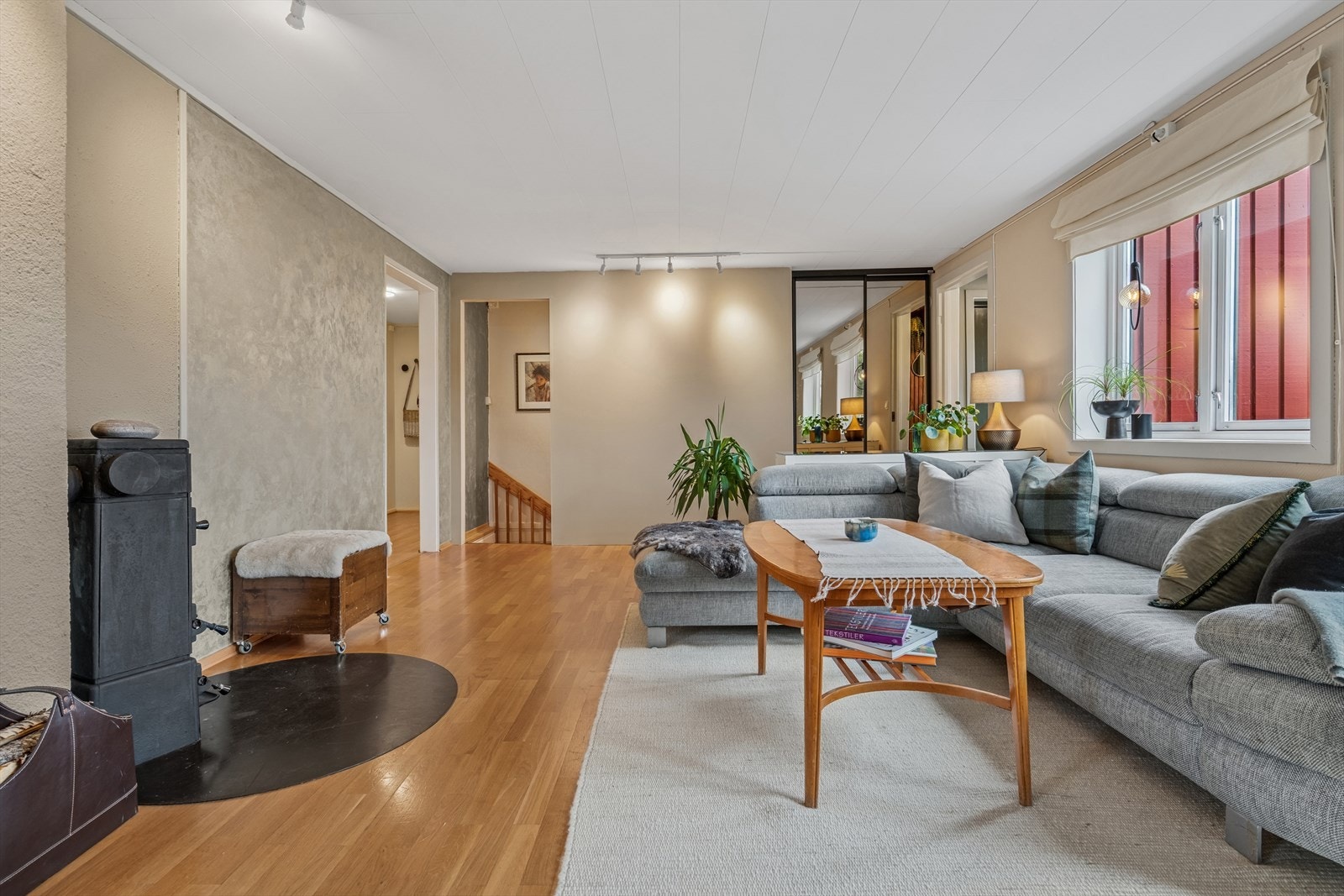 Like ved entreen finner du bod/garderobe skjult bak skyvedører med speilfronter Galleribilde