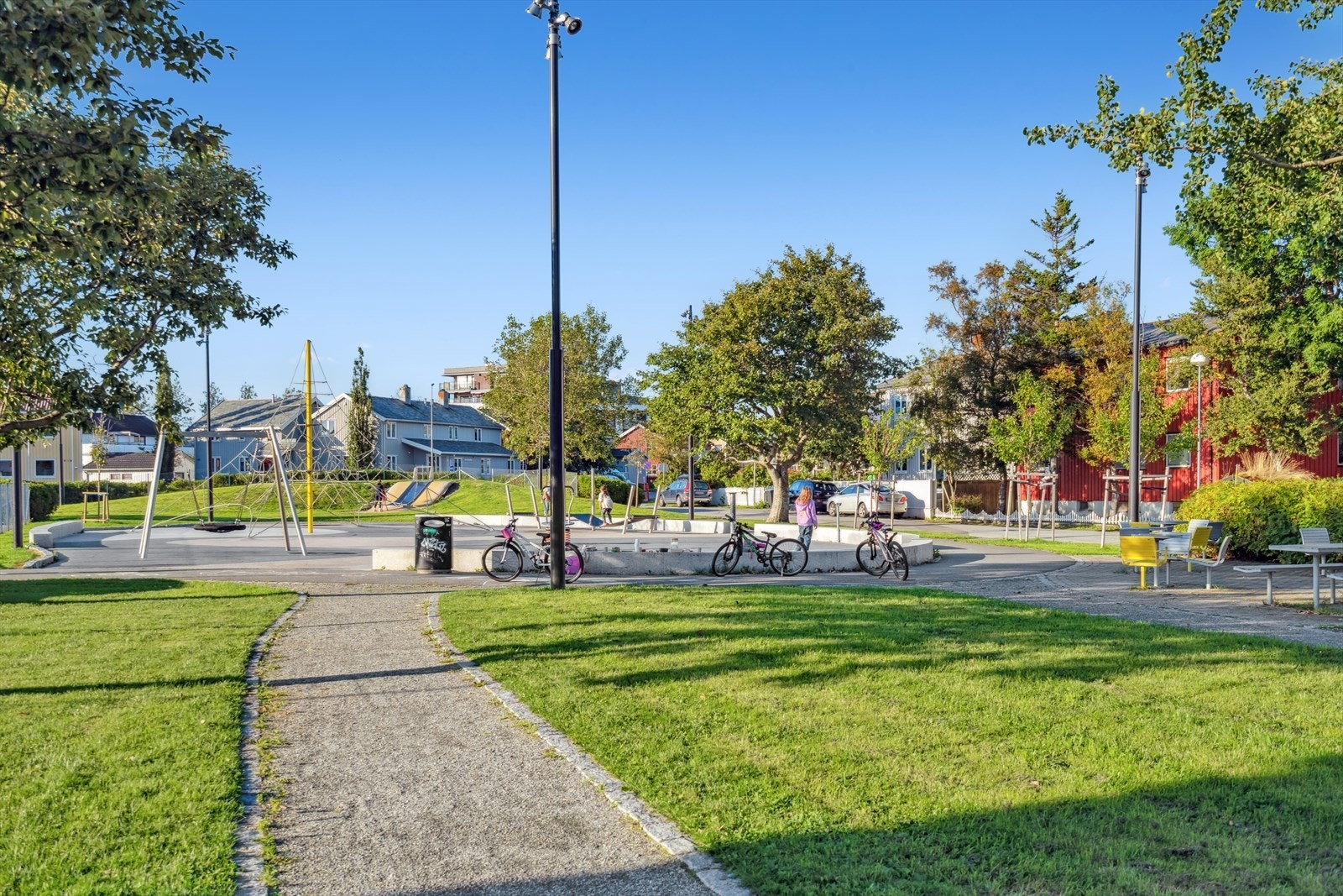 Leif Jenssons Plass ble i 2018 oppgradert med en moderne lekeplass, grøntarealer og parkbenker Galleribilde