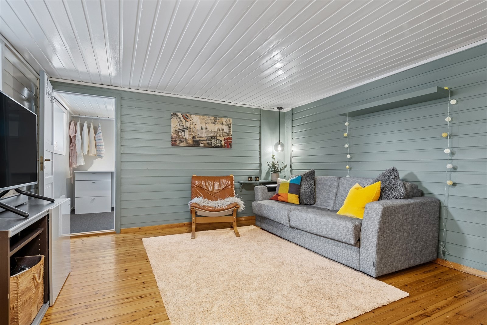 Stuen er utmerket som TV-stue eller oppholdsrom for ungdommen i huset Galleribilde