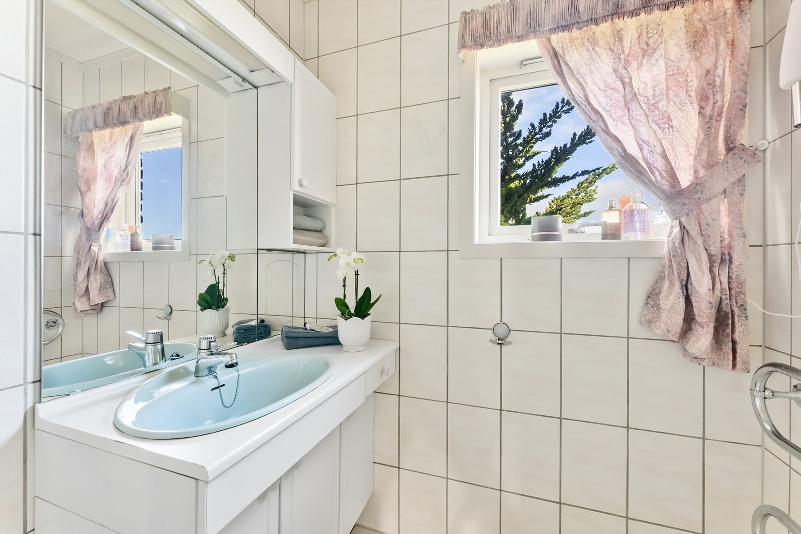 Innredning med servant, veggskap og speil. Galleribilde