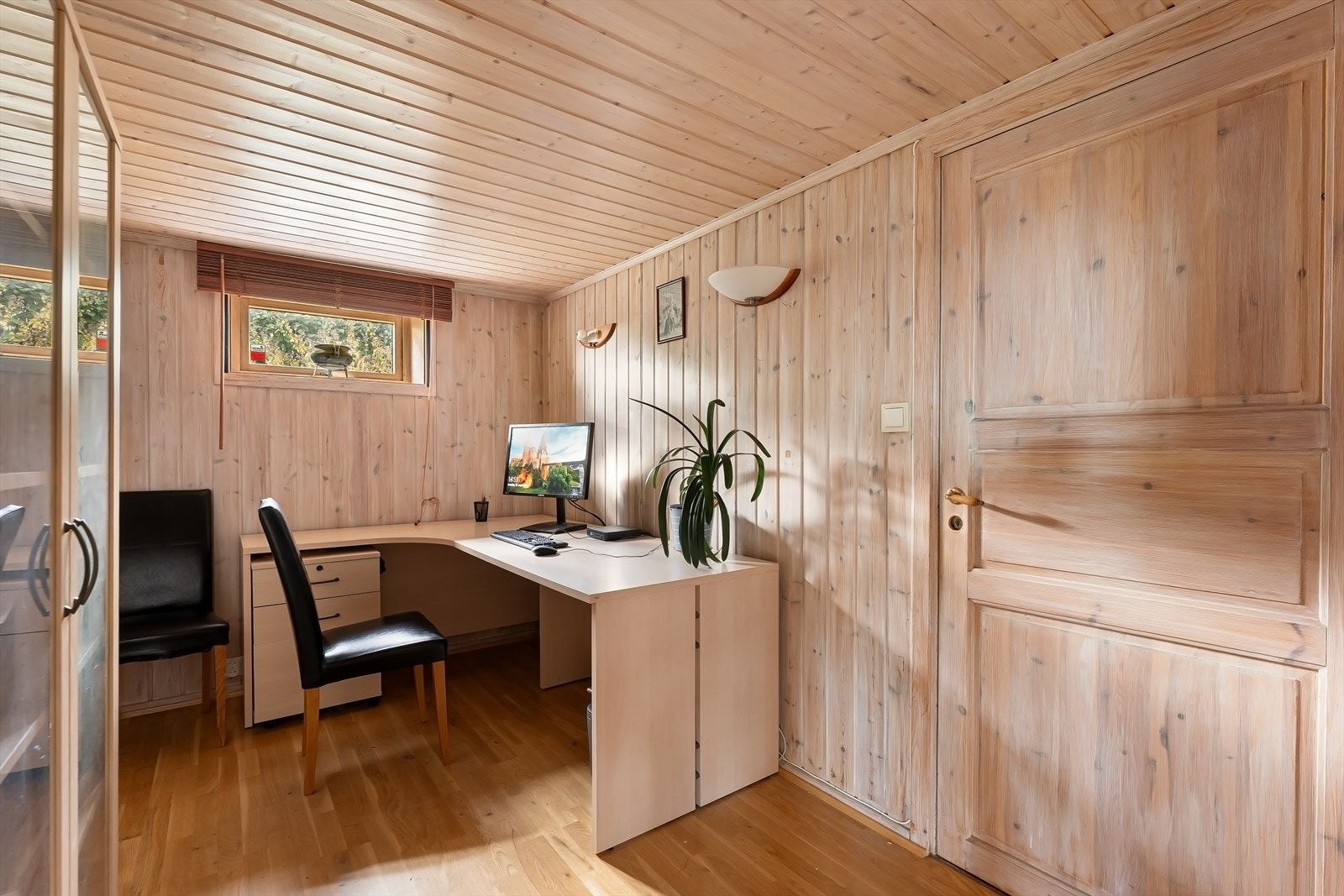 Kontor i underetasjen. Galleribilde