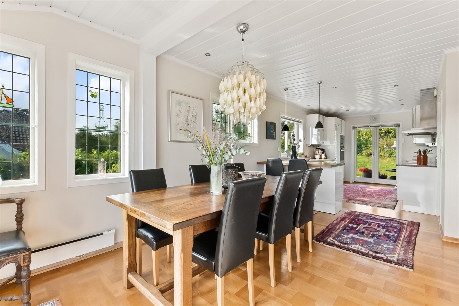 God plass til stort spisebord i forlengelse av kjøkkenet. Galleribilde