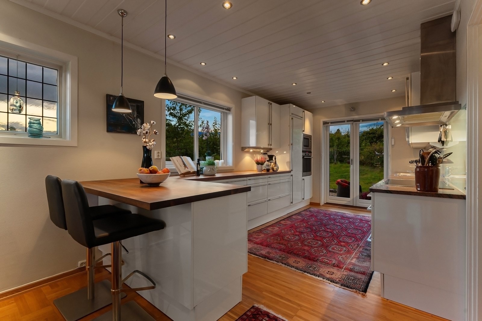 Kjøkkenet ble pusset opp i 2004 og har slette fronter. Galleribilde