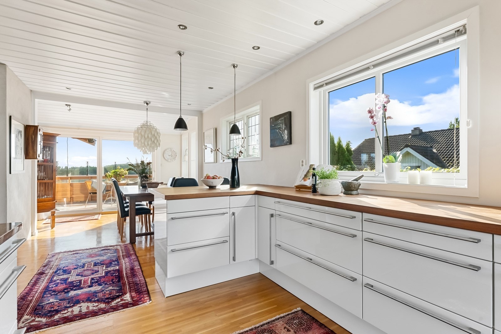 Utstikker med plass til barstoler. Galleribilde