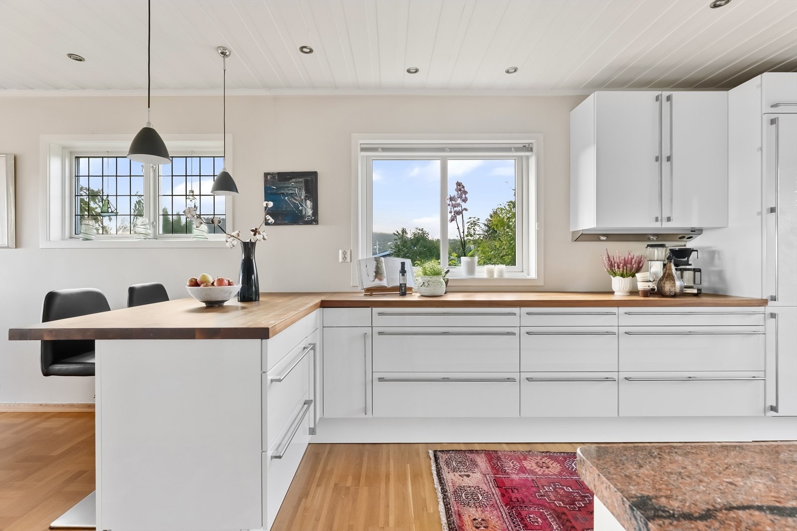 Praktisk utformet med gode arbeidsflater og mye oppbevaringsplass. Galleribilde