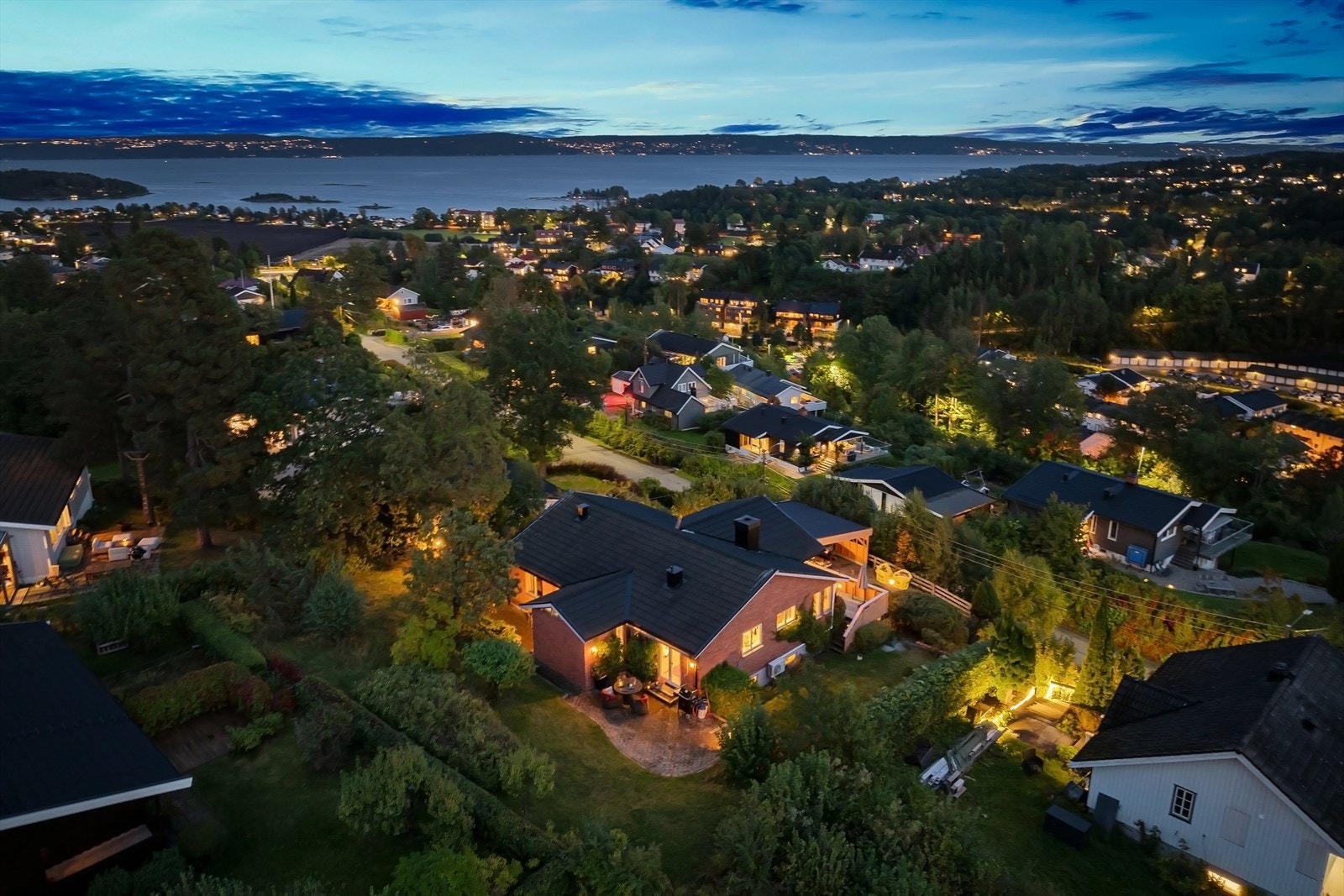 Usjenert og høyt med panorama fjordutsikt, med kort vei til sjøen. Galleribilde