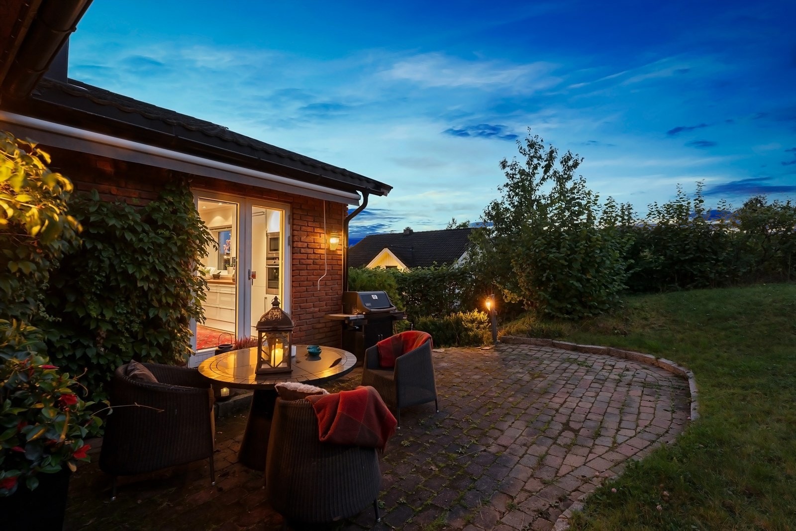 Fra kjøkkenet er det utgang til steinlagt uteplass mot nord/vest. Galleribilde