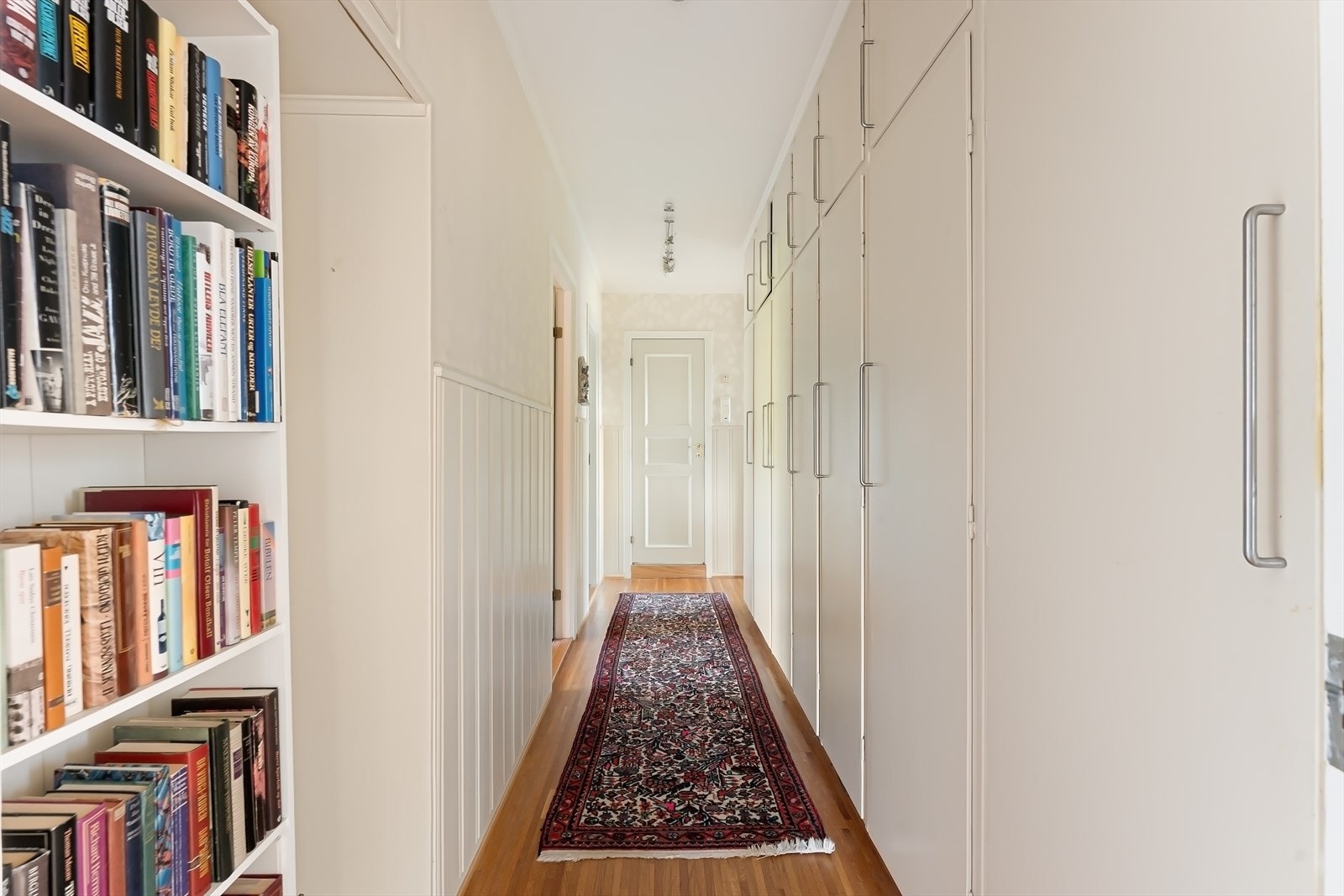 Mye oppbevaringsplass i garderobeskap. Galleribilde