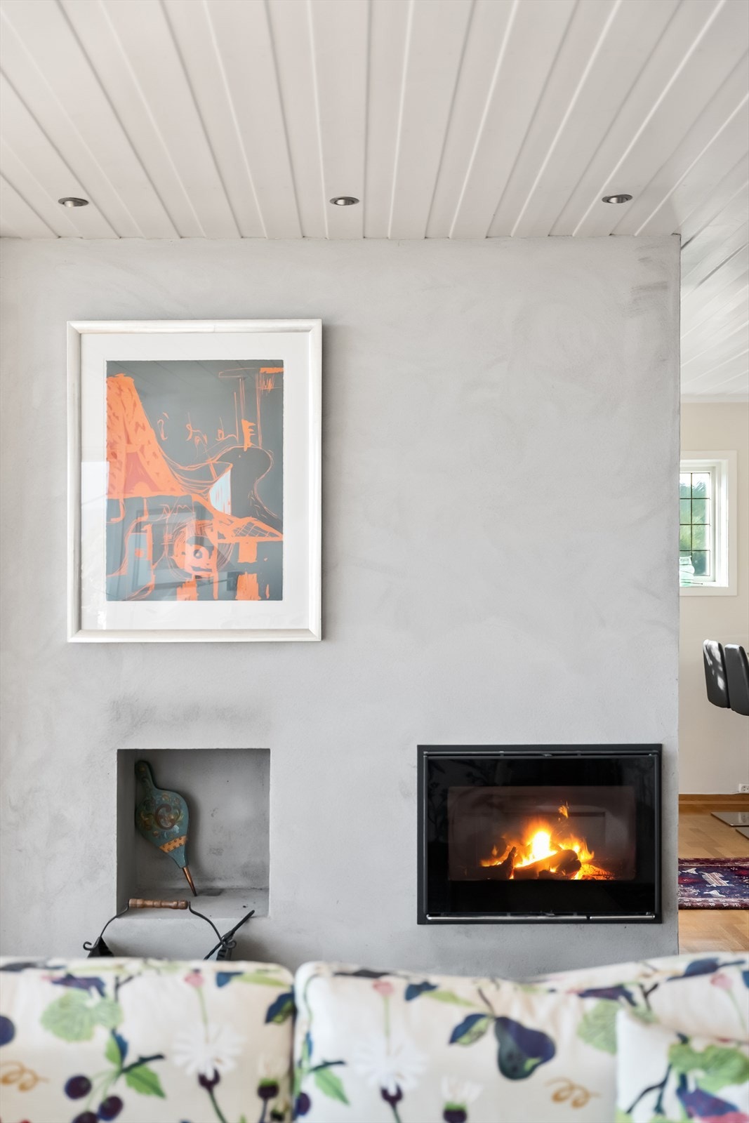 Peisen er montert sentralt i rommet. Galleribilde