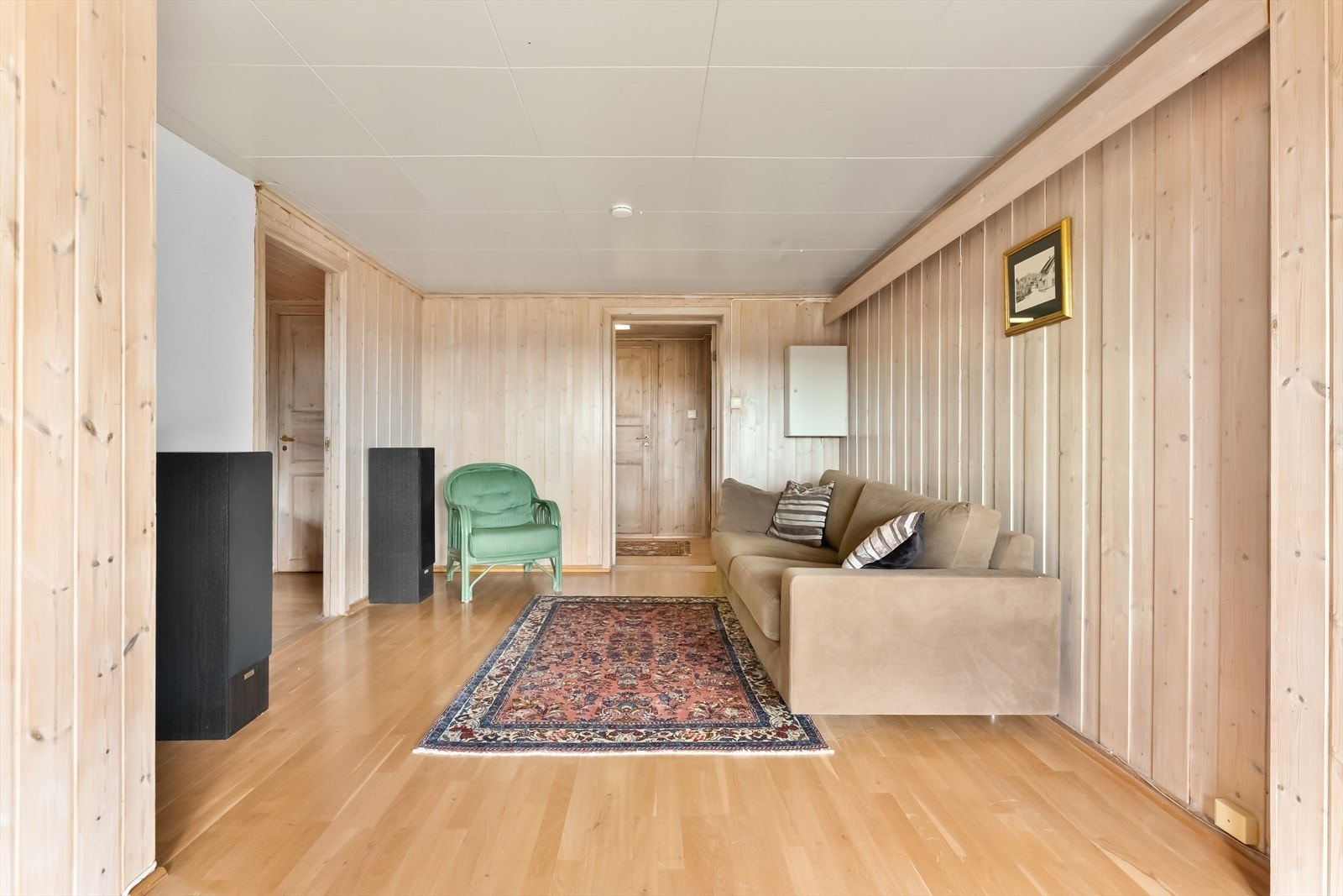 God plass til sofaseksjon og mediamøbler. Galleribilde