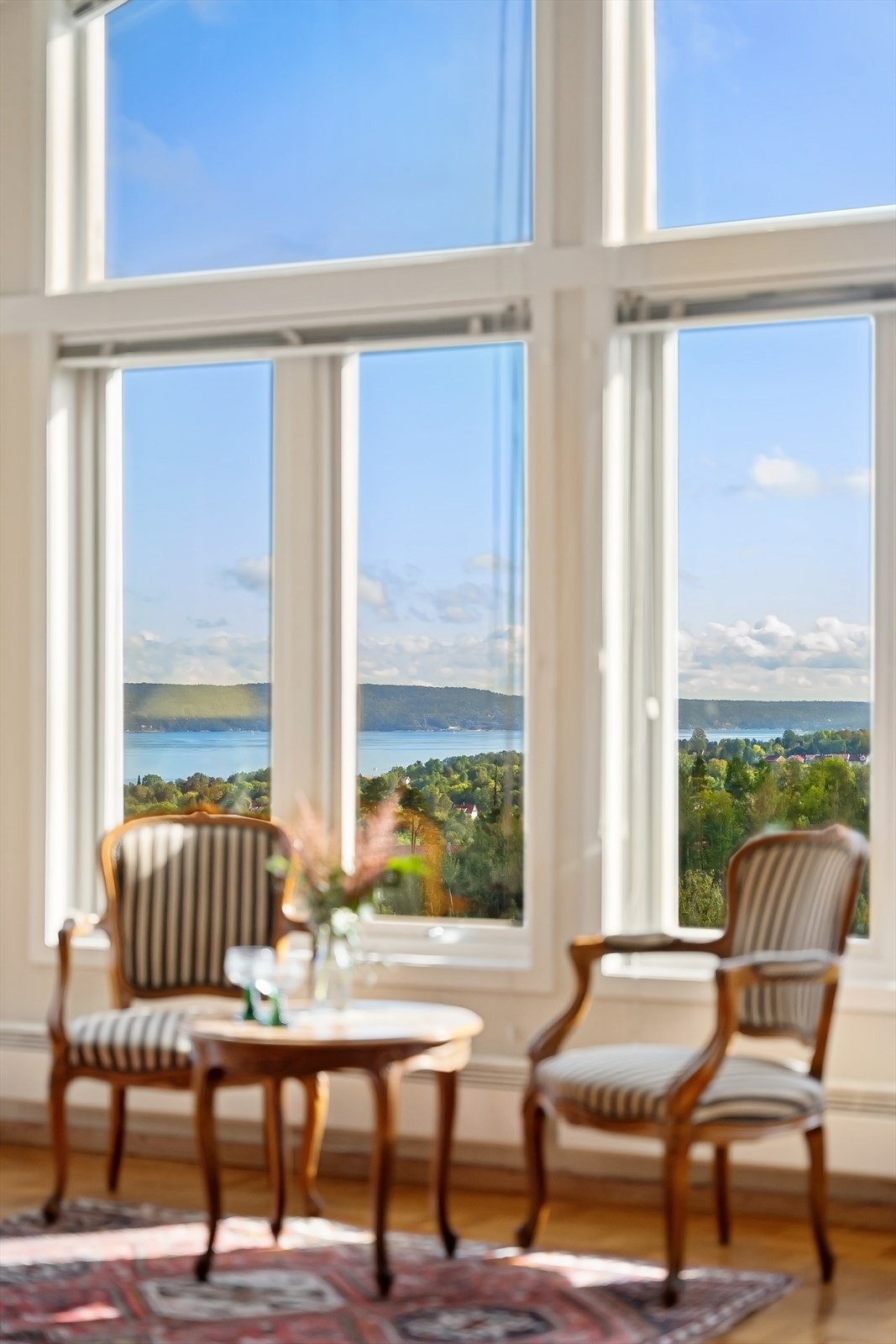 De store vindusflatene rammer inn utsikten. Galleribilde