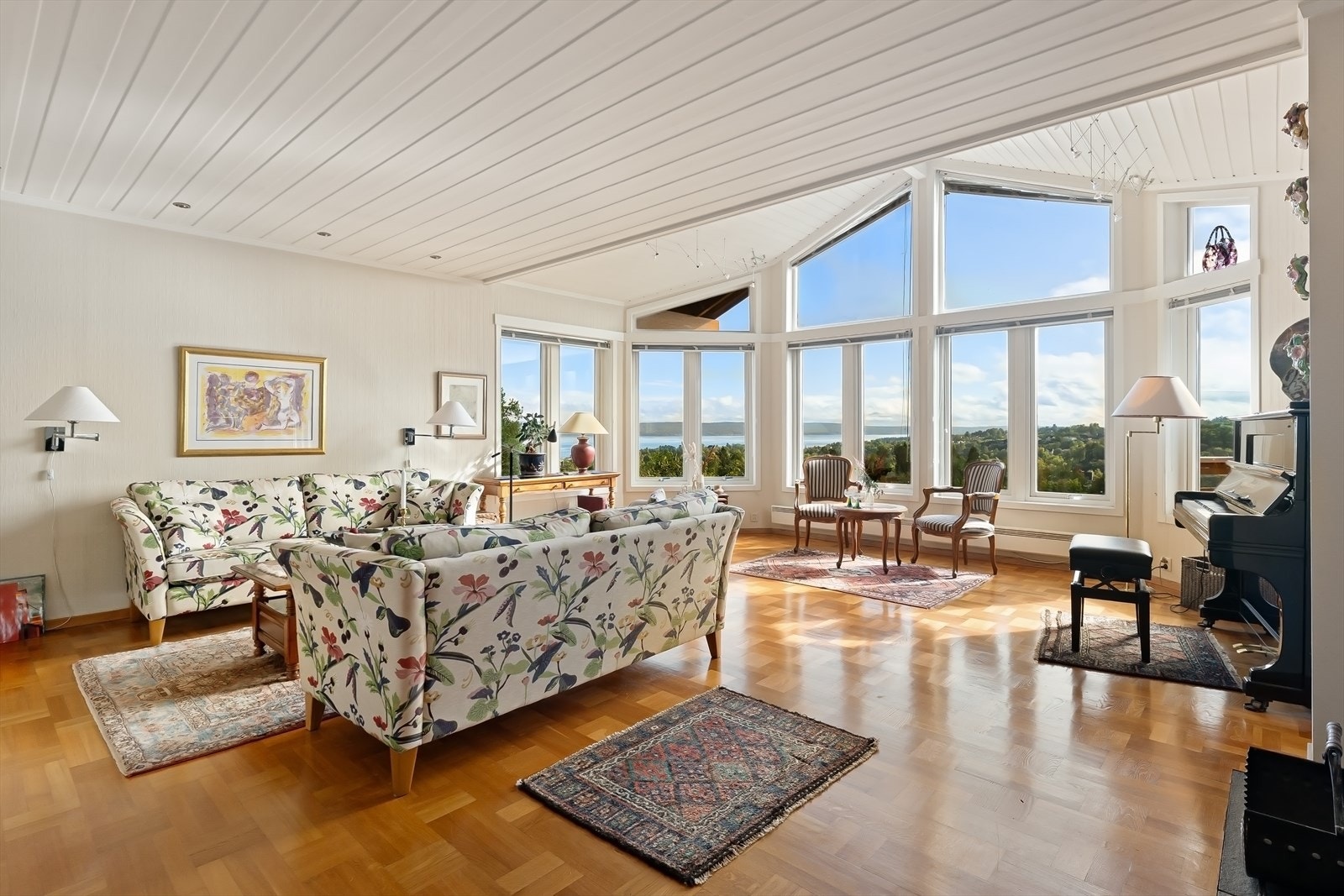 Lys og åpen stue med store vindusflater og fantastisk utsikt. Galleribilde